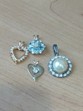 Posh Show Lot Of 4 Charms Pendents